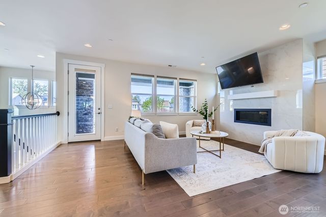 19524 81st Place NE, Kenmore, WA 98028