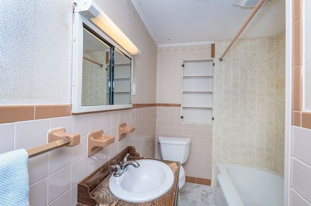 49 Orchard St, Amesbury, MA 01913