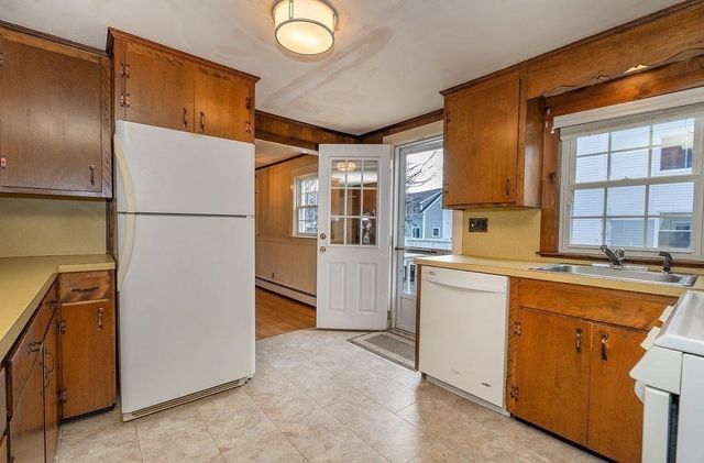 49 Orchard St, Amesbury, MA 01913