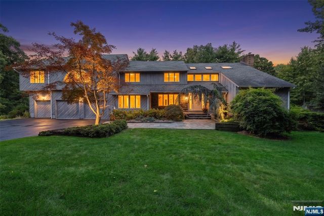 22 Angela Court, Woodcliff Lake, NJ 07677
