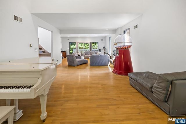 22 Angela Court, Woodcliff Lake, NJ 07677