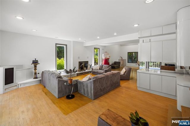 22 Angela Court, Woodcliff Lake, NJ 07677