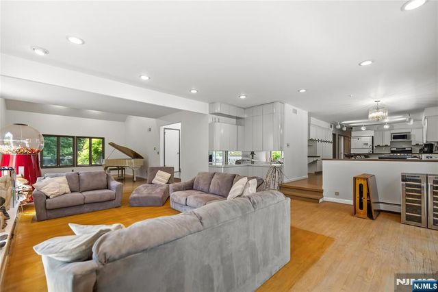 22 Angela Court, Woodcliff Lake, NJ 07677