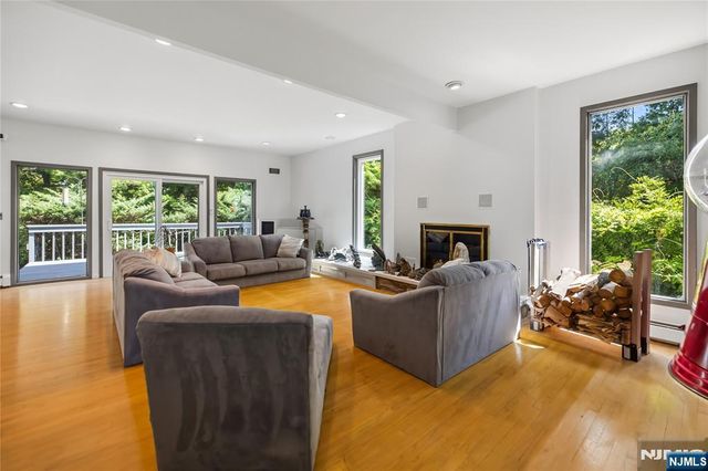 22 Angela Court, Woodcliff Lake, NJ 07677