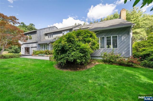 22 Angela Court, Woodcliff Lake, NJ 07677