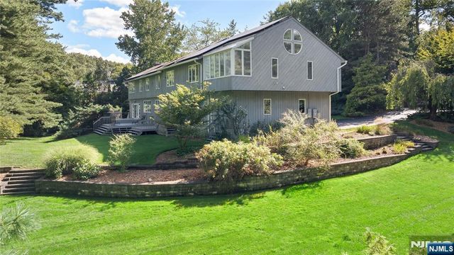 22 Angela Court, Woodcliff Lake, NJ 07677