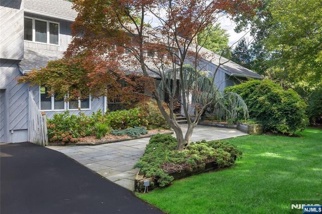 22 Angela Court, Woodcliff Lake, NJ 07677