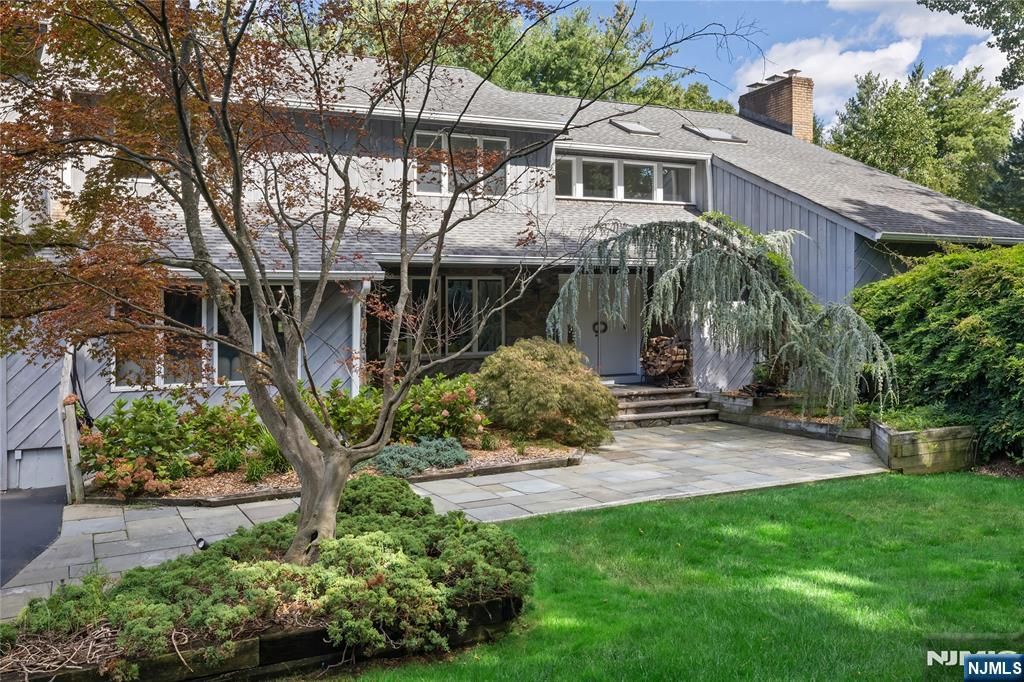 22 Angela Court, Woodcliff Lake, NJ 07677
