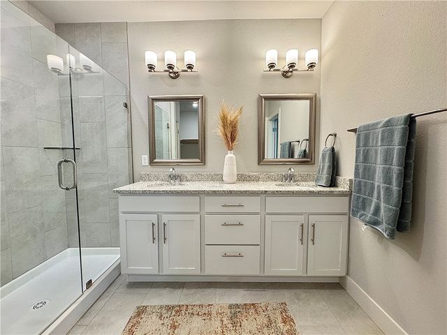 915 NE Heights Lane, Bentonville, AR 72712