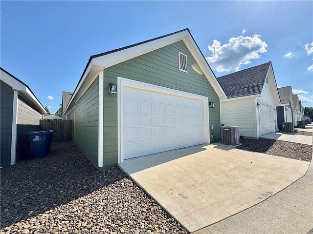915 NE Heights Lane, Bentonville, AR 72712
