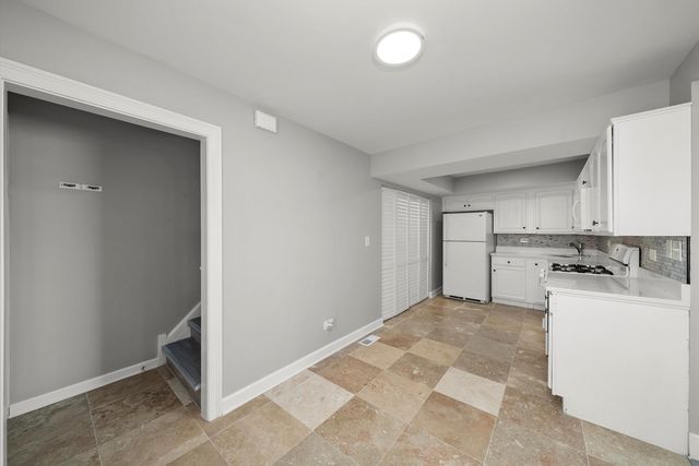 6040 W 79TH Street, Burbank, IL 60459