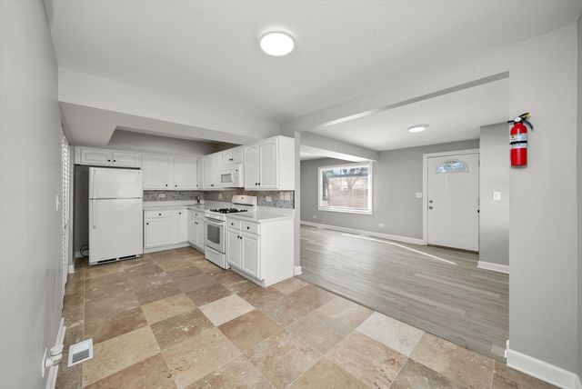 6040 W 79TH Street, Burbank, IL 60459