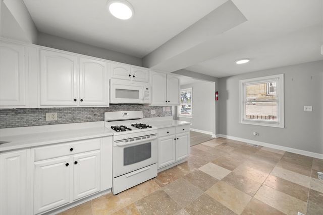 6040 W 79TH Street, Burbank, IL 60459