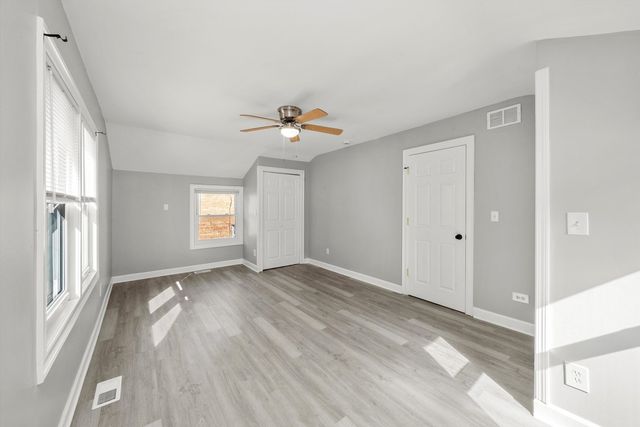 6040 W 79TH Street, Burbank, IL 60459