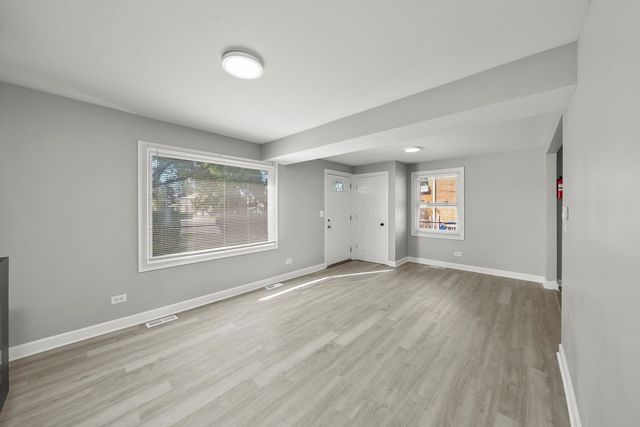 6040 W 79TH Street, Burbank, IL 60459