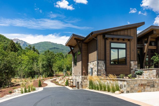 178 N OAKWOOD CIR, Springville, UT 84663