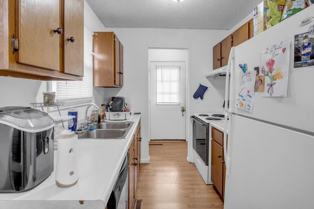 701-703 W 17th St, Newton, KS 67114