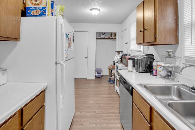 701-703 W 17th St, Newton, KS 67114