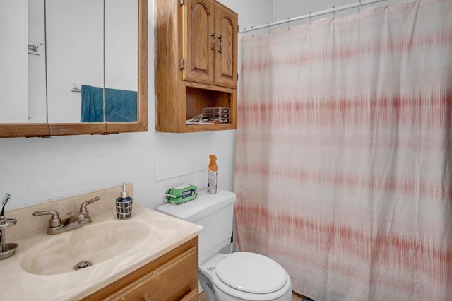 701-703 W 17th St, Newton, KS 67114