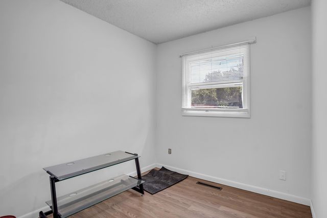 701-703 W 17th St, Newton, KS 67114