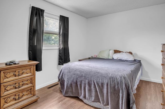 701-703 W 17th St, Newton, KS 67114