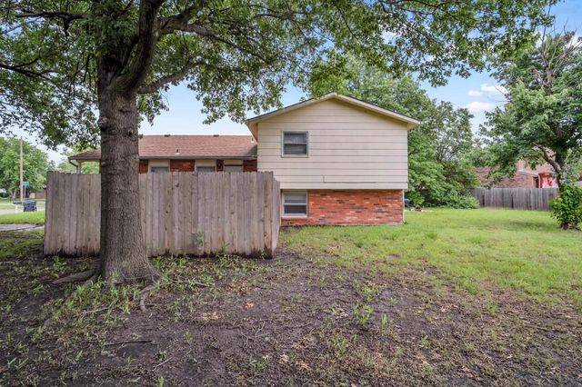 701-703 W 17th St, Newton, KS 67114