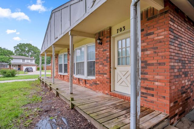 701-703 W 17th St, Newton, KS 67114