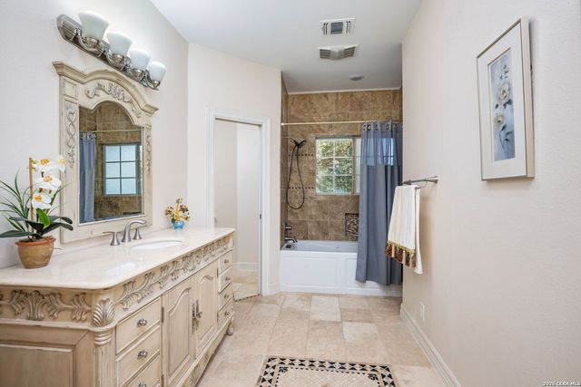 8040 Rolling Acres Trail, Fair Oaks Ranch, TX 78015