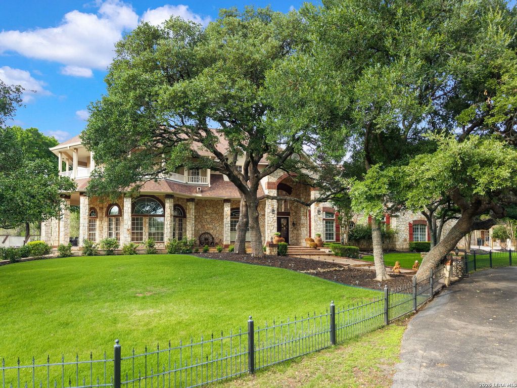 8040 Rolling Acres Trail, Fair Oaks Ranch, TX 78015