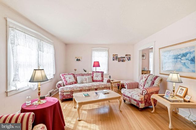 9 HAINES DR, Moorestown, NJ 08057