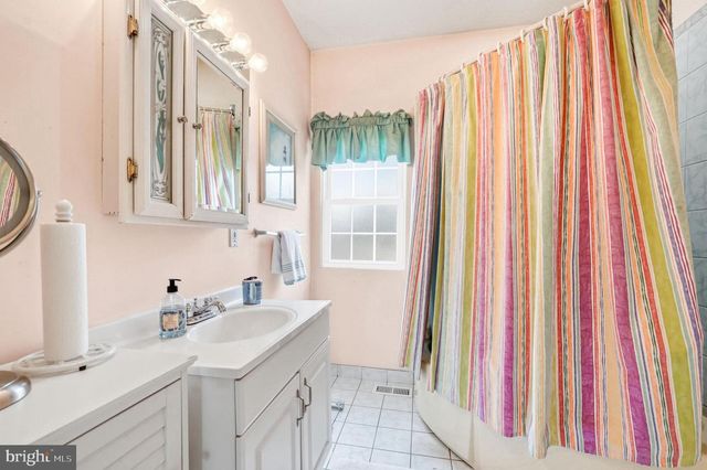 9 HAINES DR, Moorestown, NJ 08057