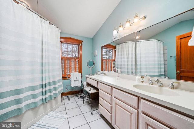 9 HAINES DR, Moorestown, NJ 08057