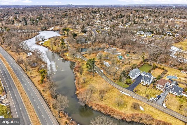 9 HAINES DR, Moorestown, NJ 08057