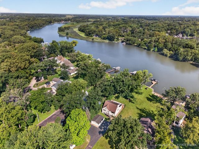 220 Hickory Nut Grove Lane, Cary, IL 60013