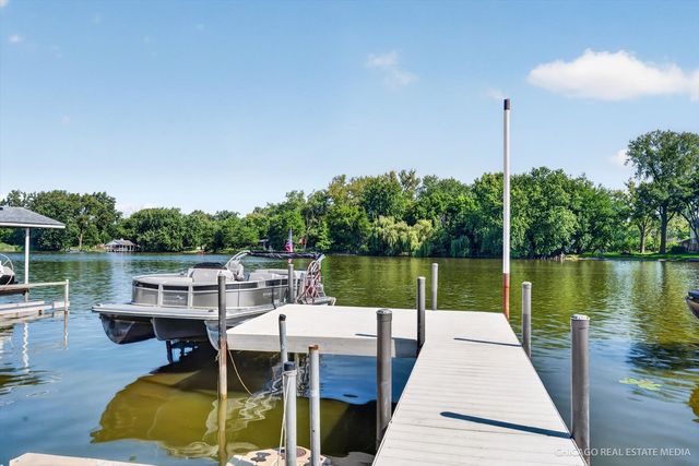 220 Hickory Nut Grove Lane, Cary, IL 60013
