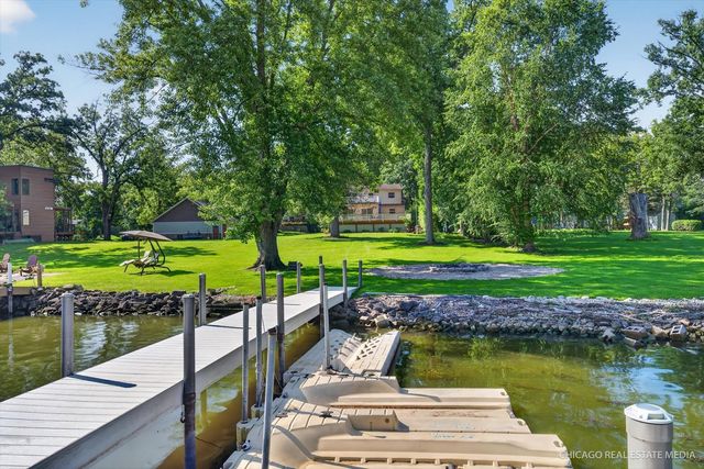 220 Hickory Nut Grove Lane, Cary, IL 60013