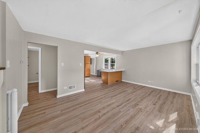 220 Hickory Nut Grove Lane, Cary, IL 60013