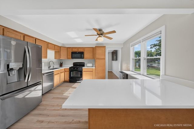 220 Hickory Nut Grove Lane, Cary, IL 60013