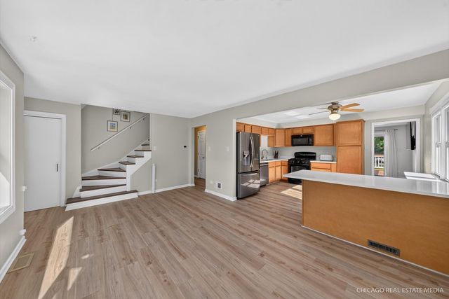 220 Hickory Nut Grove Lane, Cary, IL 60013