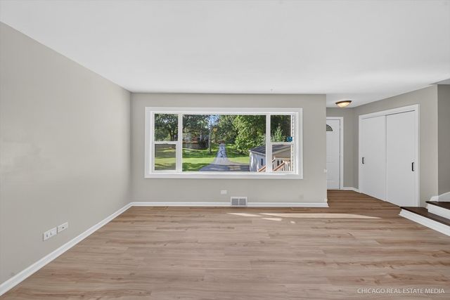 220 Hickory Nut Grove Lane, Cary, IL 60013