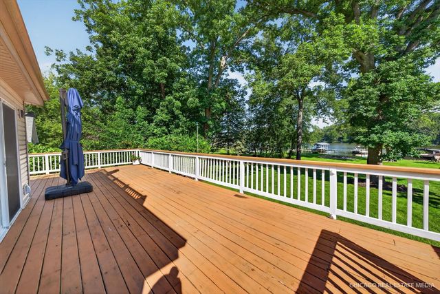 220 Hickory Nut Grove Lane, Cary, IL 60013