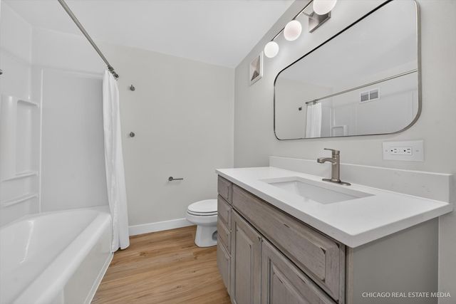 220 Hickory Nut Grove Lane, Cary, IL 60013