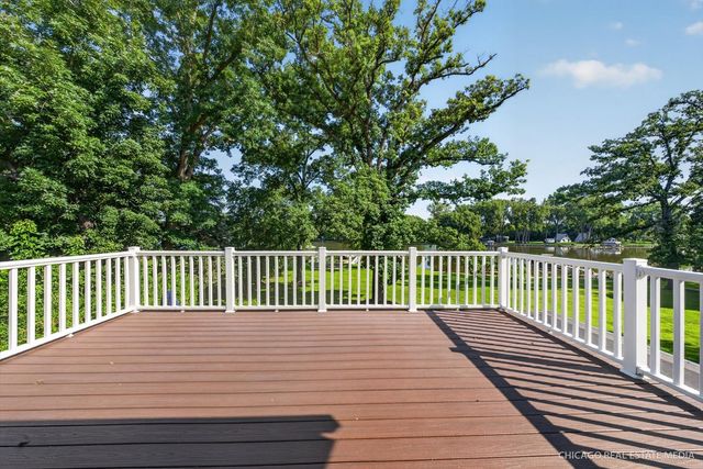 220 Hickory Nut Grove Lane, Cary, IL 60013