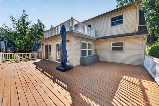 220 Hickory Nut Grove Lane, Cary, IL 60013