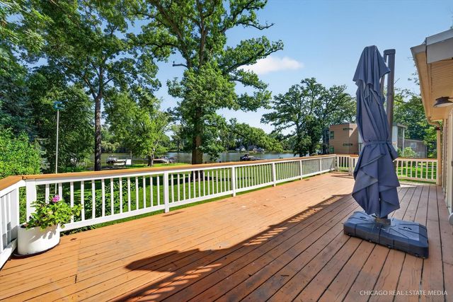 220 Hickory Nut Grove Lane, Cary, IL 60013