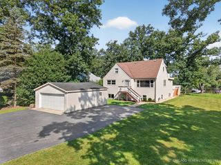 220 Hickory Nut Grove Lane, Cary, IL 60013
