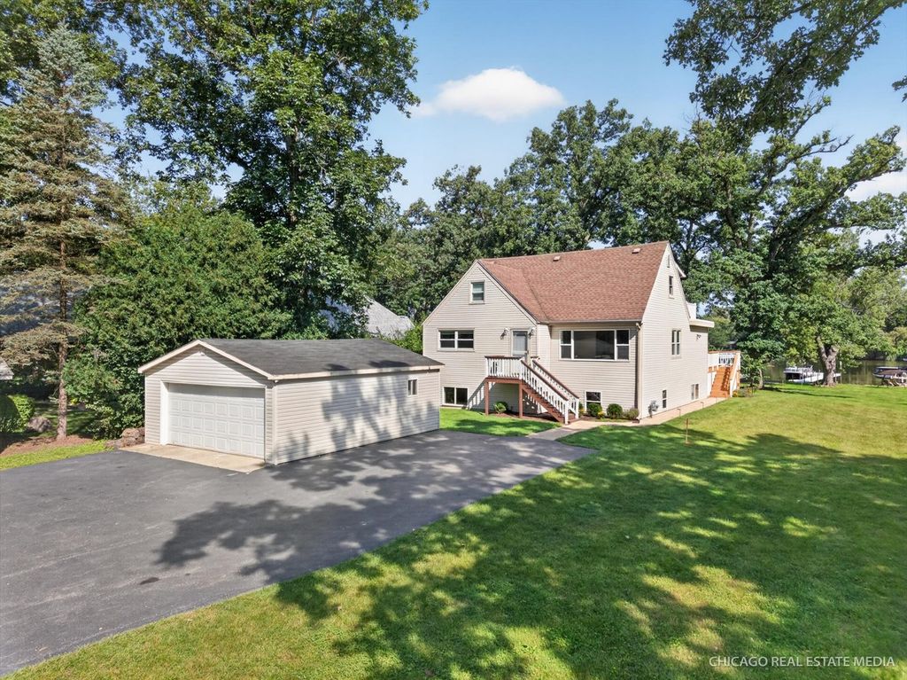 220 Hickory Nut Grove Lane, Cary, IL 60013