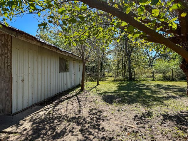 142 W Hickory Cove, Onalaska, TX 77360