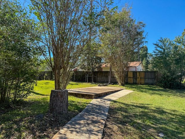 142 W Hickory Cove, Onalaska, TX 77360