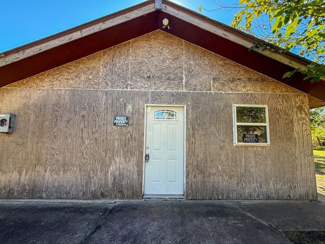 142 W Hickory Cove, Onalaska, TX 77360